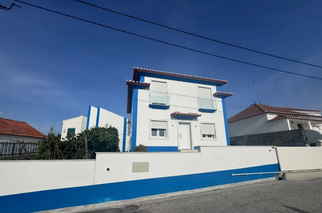 Moradia tradicional portuguesa ampliada e renovada